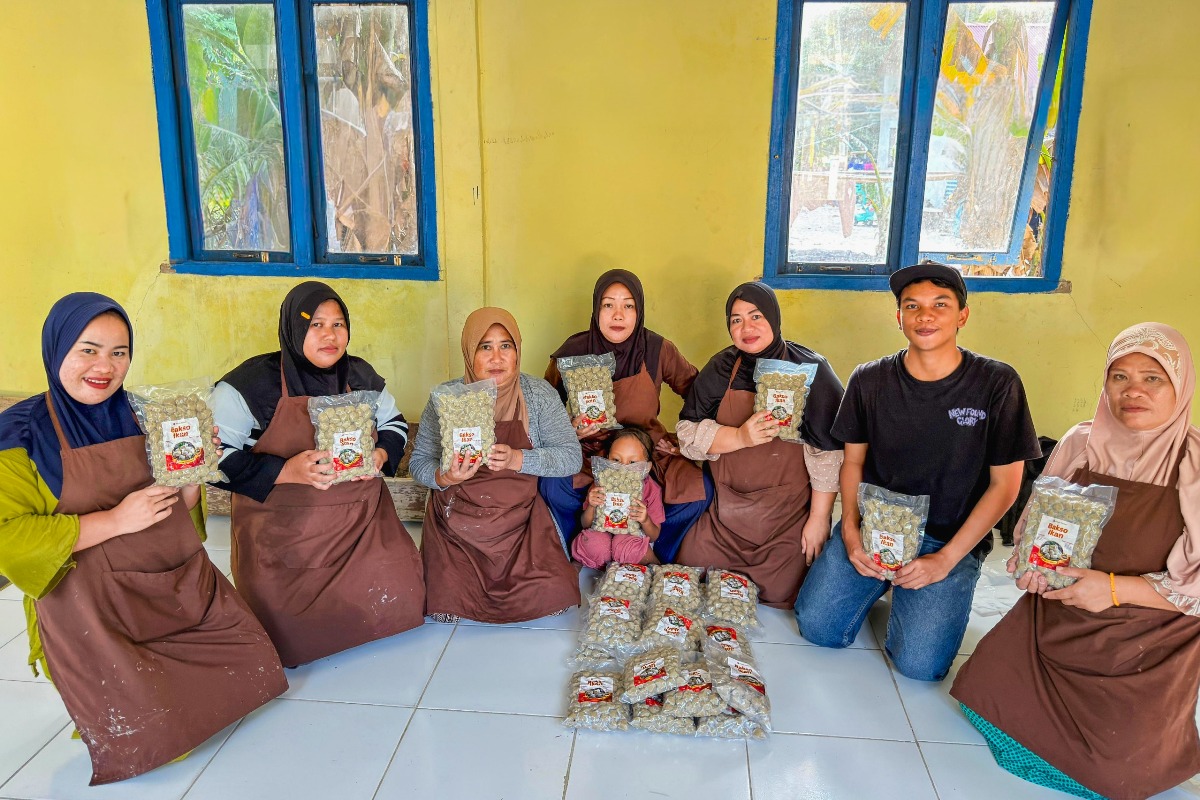 Ibu-ibu dari Desa Pelapis mengikuti pelatihan pengolahan hasil perikanan menjadi produk UMKM berupa bakso ikan.
