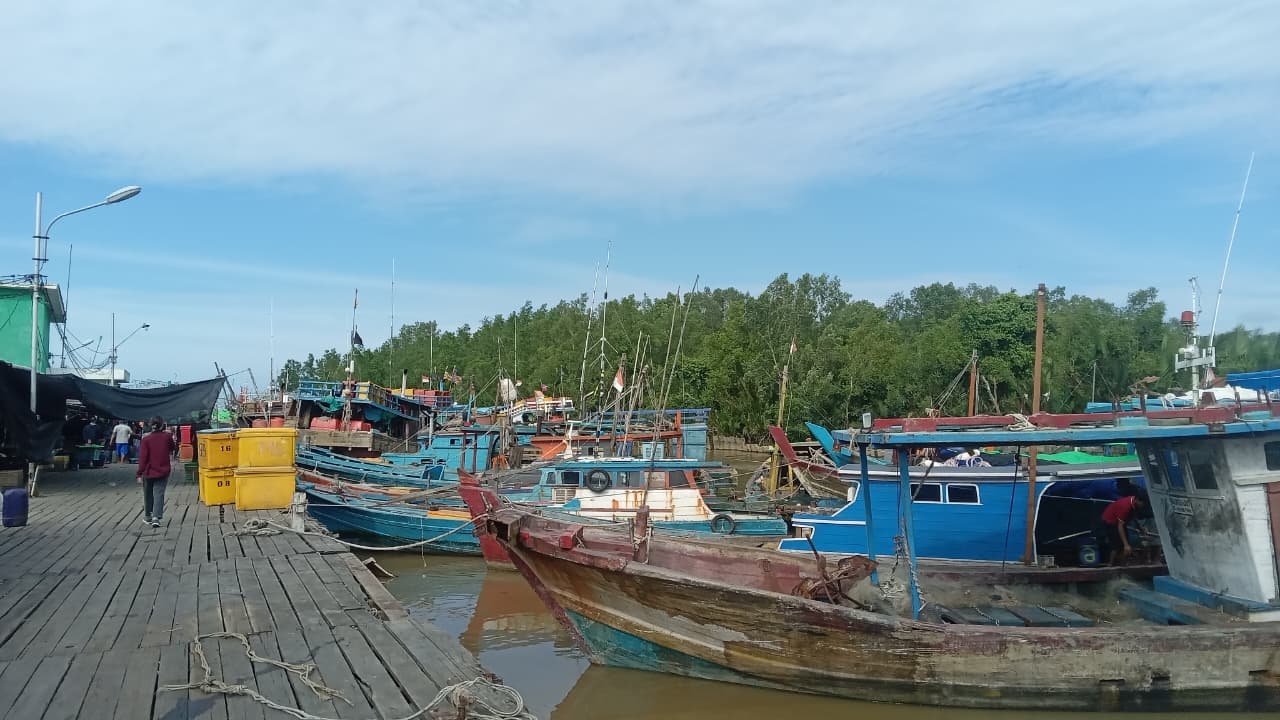 BERSANDAR: Kapal kapal nelayan yang bersandar. Sejumlah nelayan di Kecamatan Jawai, Kabupaten Sambas, meminta adanya penambahan kuota solar bersubsidi