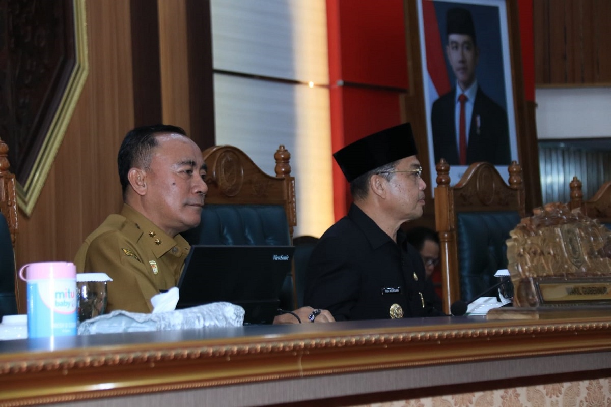 HADIR: Gubernur Kalimantan Barat Ria Norsan bersama Wakil Gubernur Krisantus Kurniawan saat menghadiri menghadiri Rapat Paripurna DPRD Provinsi Kalimantan Barat di Balairung Sari.