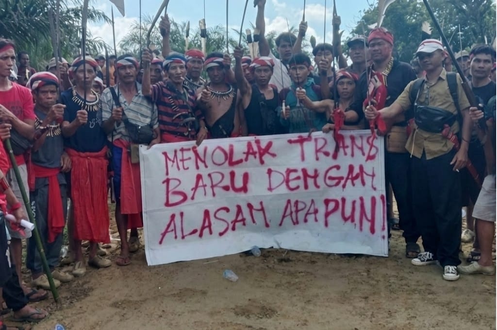 PROTES: Warga Dusun Nibung membentangkan spanduk penolakan di gerbang perbatasan dusun, pada Jumat (16/1) lalu. Sementara Pemkab Bengkayang menegaskan tidak ada rencana pembukaan kawasan transmigrasi