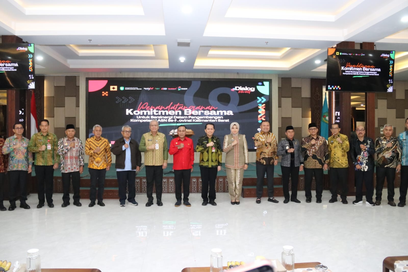 BERSAMA : Wagub Krisantus Kurniawan, Dirjen Kemendagri A. Fatoni, Sekda Harisson, Kepala Perwakilan BPKP Rudy, dan para bupati/wali kota, foto bersama usai Dialog Interaktif, Kamis (22/1).