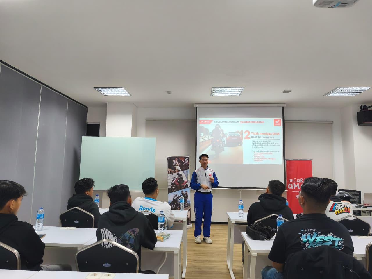 Peserta mengikuti Seminar Safety Riding yang digelar Astra Motor Kalimantan Barat di Main Dealer Training Center, Pontianak.