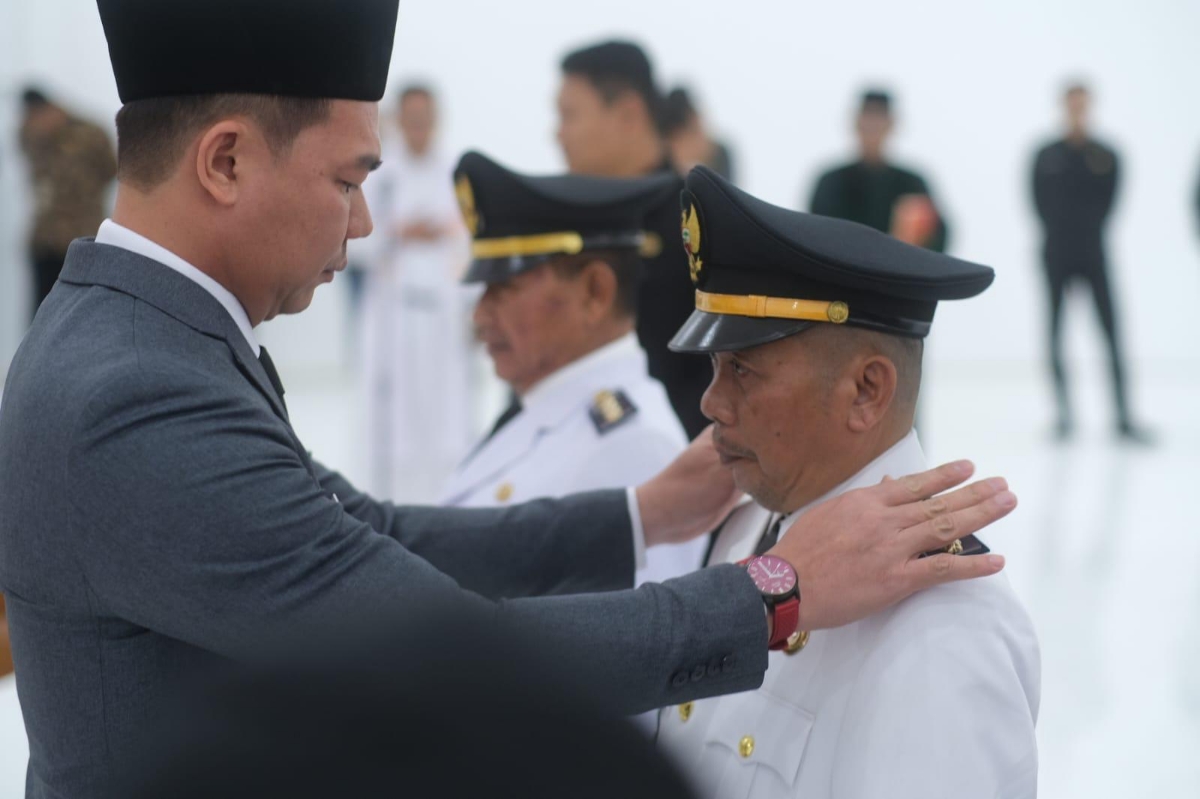 Proses pelantikan para pejabat di Kabupaten Kapuas Hulu dilakukan langsung oleh Bupati Kapuas Hulu Fransiskus Diaan.
