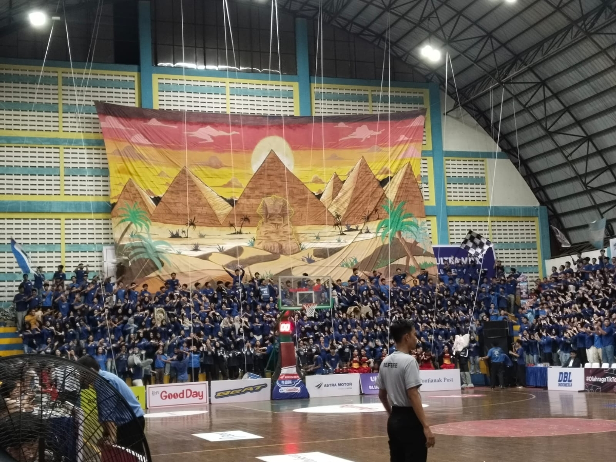 Smansa Mania memadati tribun di GOR Perbasi Pontianak pada pembukaan Honda DBL with kopi good day 2026 West Kalimantan.