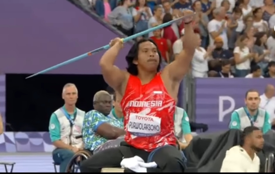Fauzi Purwolaksono saat melakukan lemparan lembing dalam ajang ASEAN Para Games yang mengantarkannya meraih medali emas.