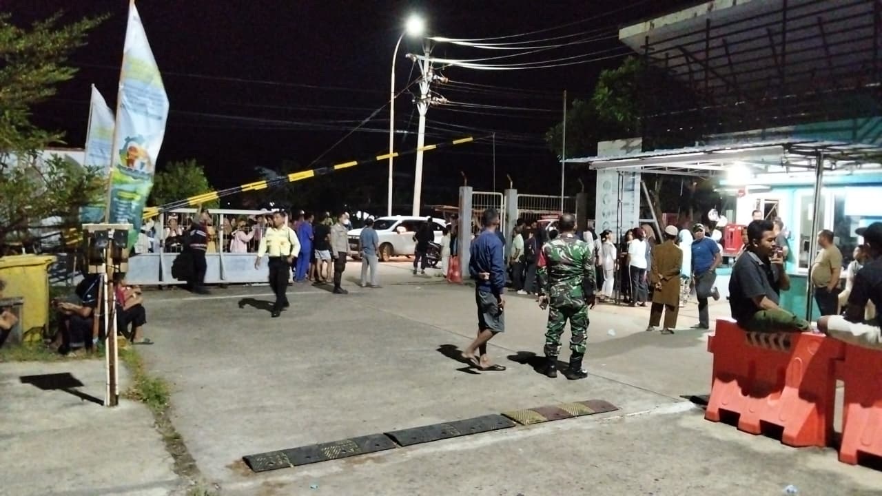 KEPASTIAN : Para keluarga korban menunggu kabar di pintu masuk perusahaan hingga Rabu (21/1) malam.