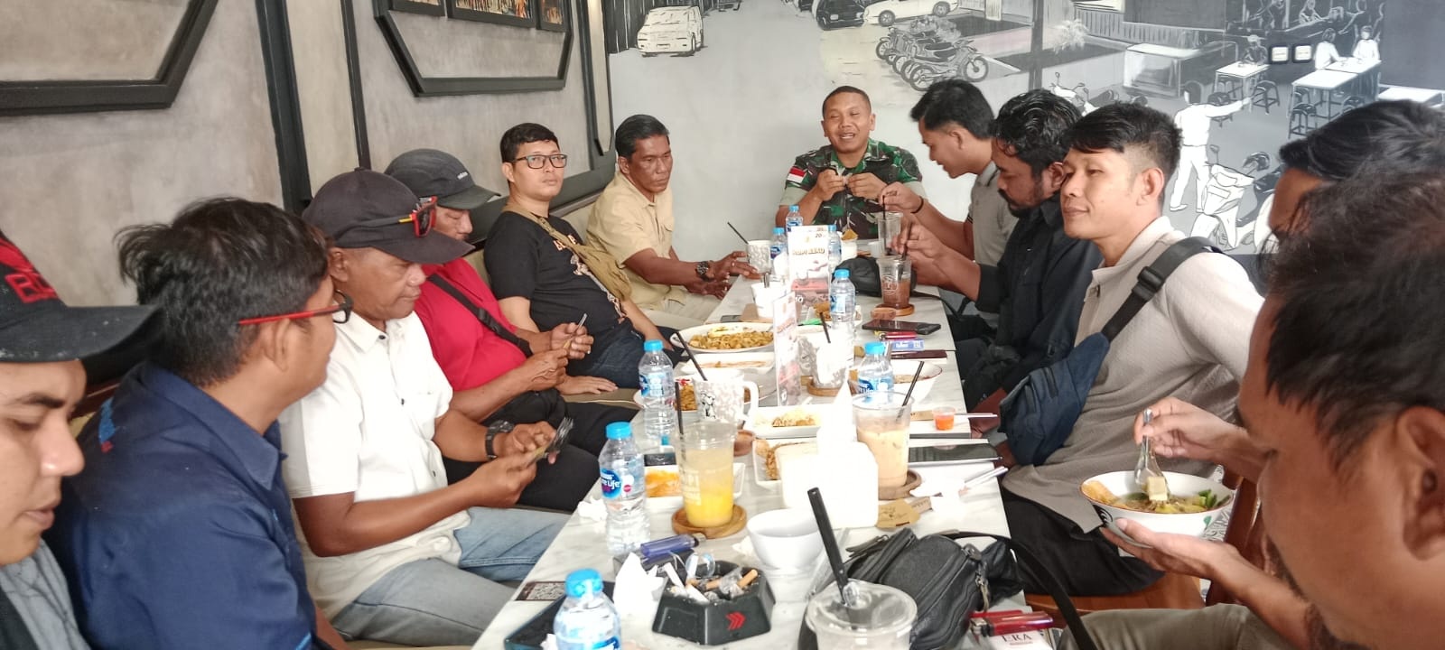 SINERGI  : Insan Pers Kabupaten Kapuas Hulu saat bersama Dandim 1206 PSB di acara coffee morning memperkuat sinergi informasi.