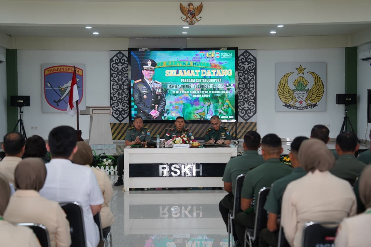 PENGARAHAN: Pangdam XII/Tanjungpura, Mayjen TNI Novi Rubadi Sugito menyampaikan pengarahan saat kunjungan kerja di Rumah Sakit Tingkat II Kartika Husada Kesdam XII/Tpr, Kamis (22/1).