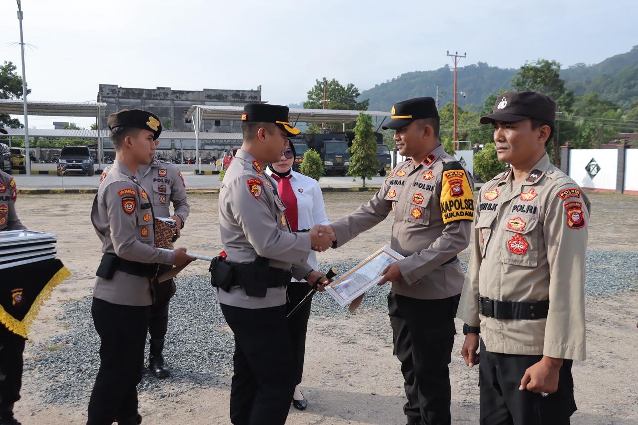 PENGHARGAAN : Upacara pemberian penghargaan dan penjatuhan sanksi disiplin di Polres Kayong Utara .
