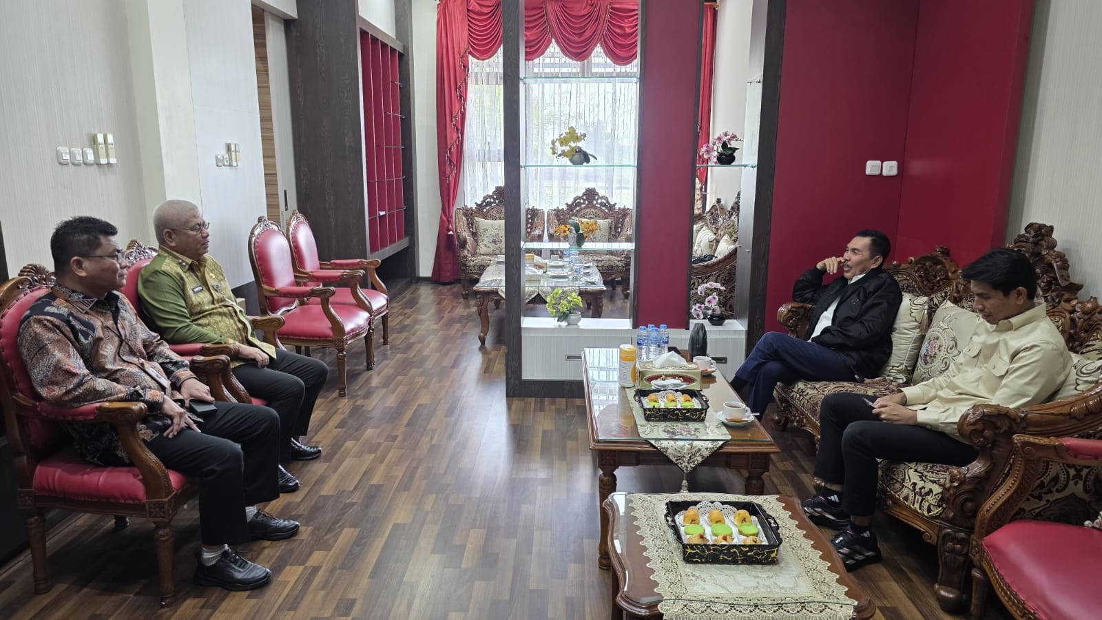 BINCANG: Sekretaris Daerah Kalbar, Harisson berdialog dengan Komisi II DPR RI yang berkunjung ke Kalbar.