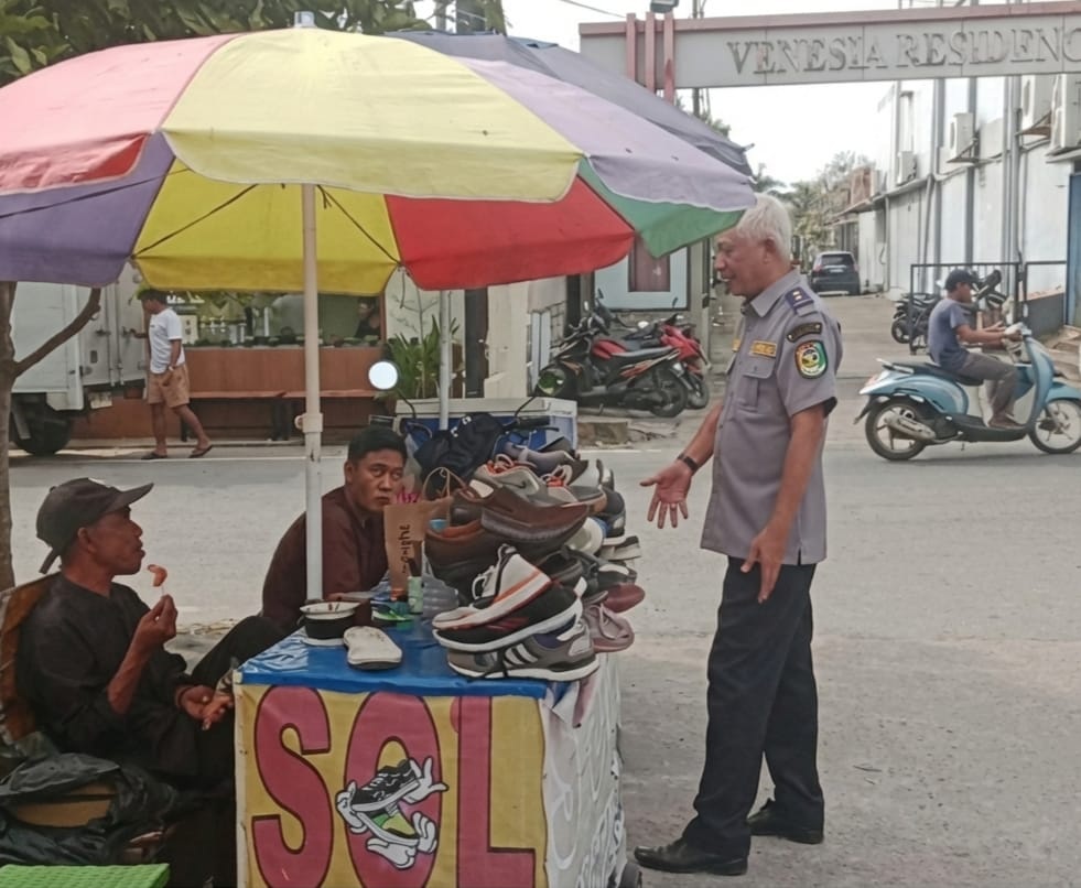 SOSIALISASI: Kepala Seksi Manajemen dan Rekayasa Lalu Lintas Dinas Perhubungan Kalbar, Muhammad Dipo Alam, melakukan sosialisasi kebijakan jalan satu arah kepada pedagang yang berjualan di atas U-Turn