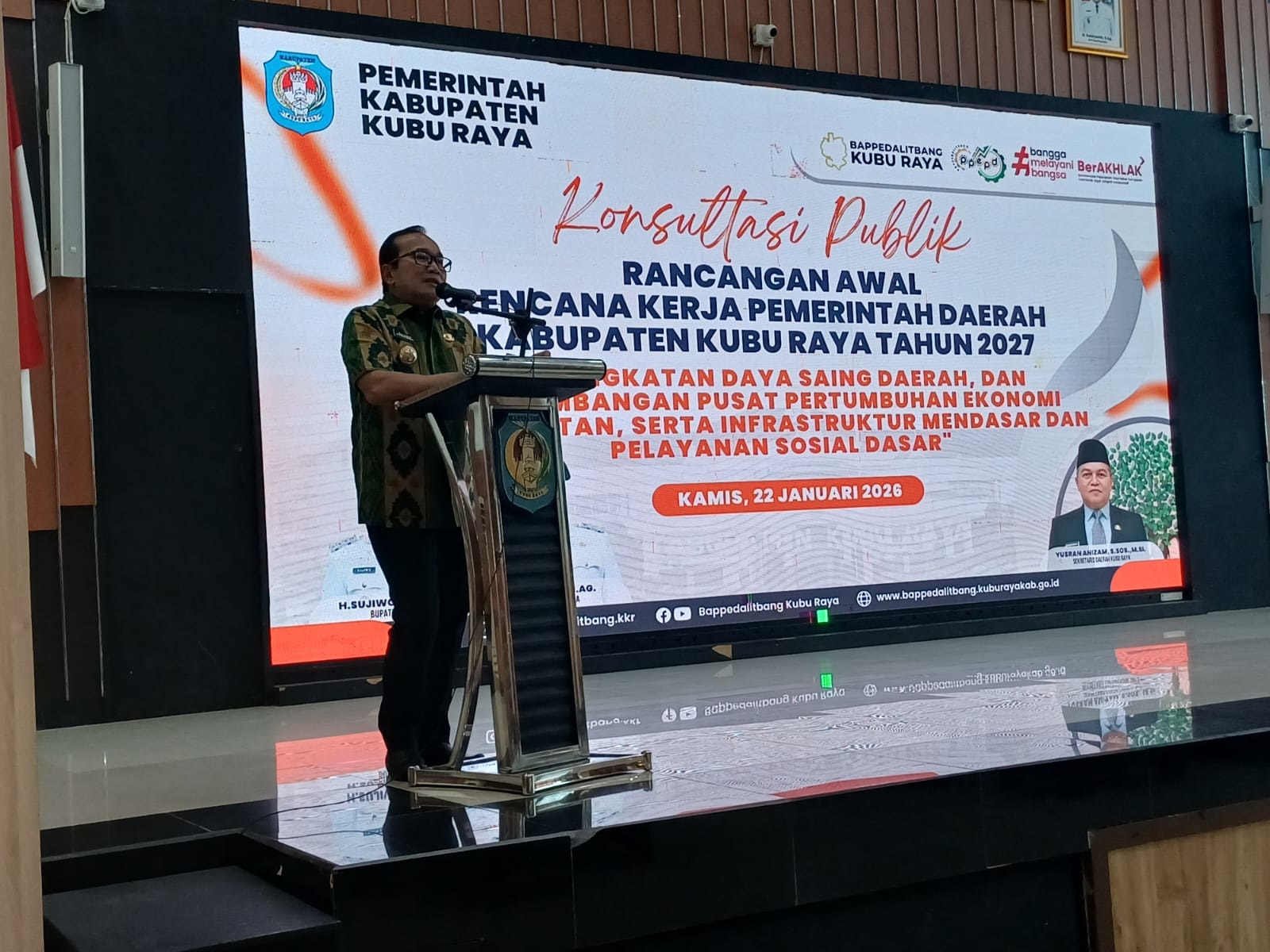 KONSULTASI PUBLIK: Bupati Kubu Raya Sujiwo memberikan sambutan sekaligus arahan saat membuka Forum Konsultasi Publik RKPD Kabupaten Kubu Raya Tahun 2027 di Aula Praja Utama Kantor Bupati Kubu Raya, Ka