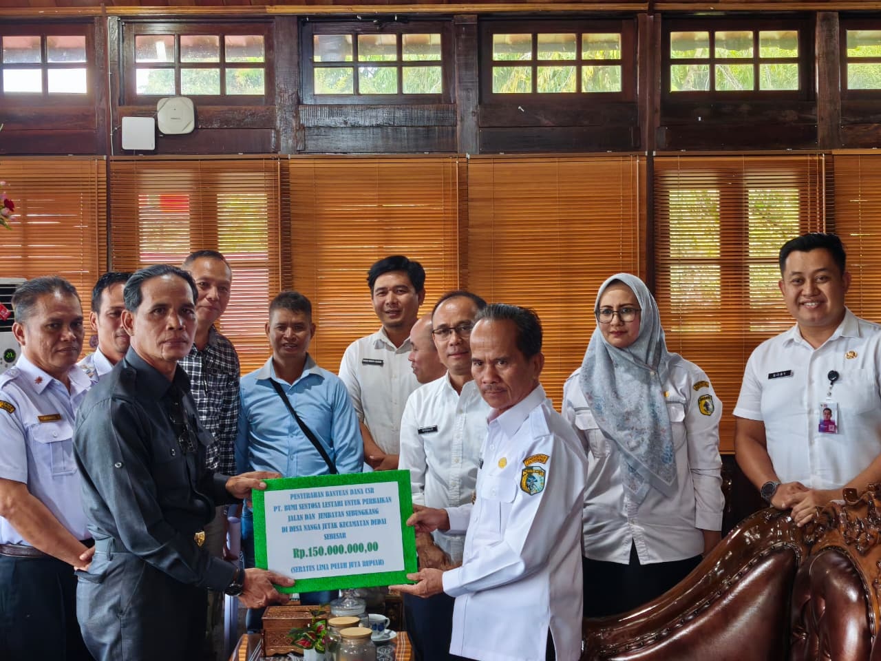 CSR : Pemkab Sintang terima komitmen penyaluran dana tanggung jawab sosial perusahaan (CSR) dari PT Bumi Sentosa Lestari (Gunas Group) untuk perbaikan Jembatan Sebungkang di Kecamatan Dedai.