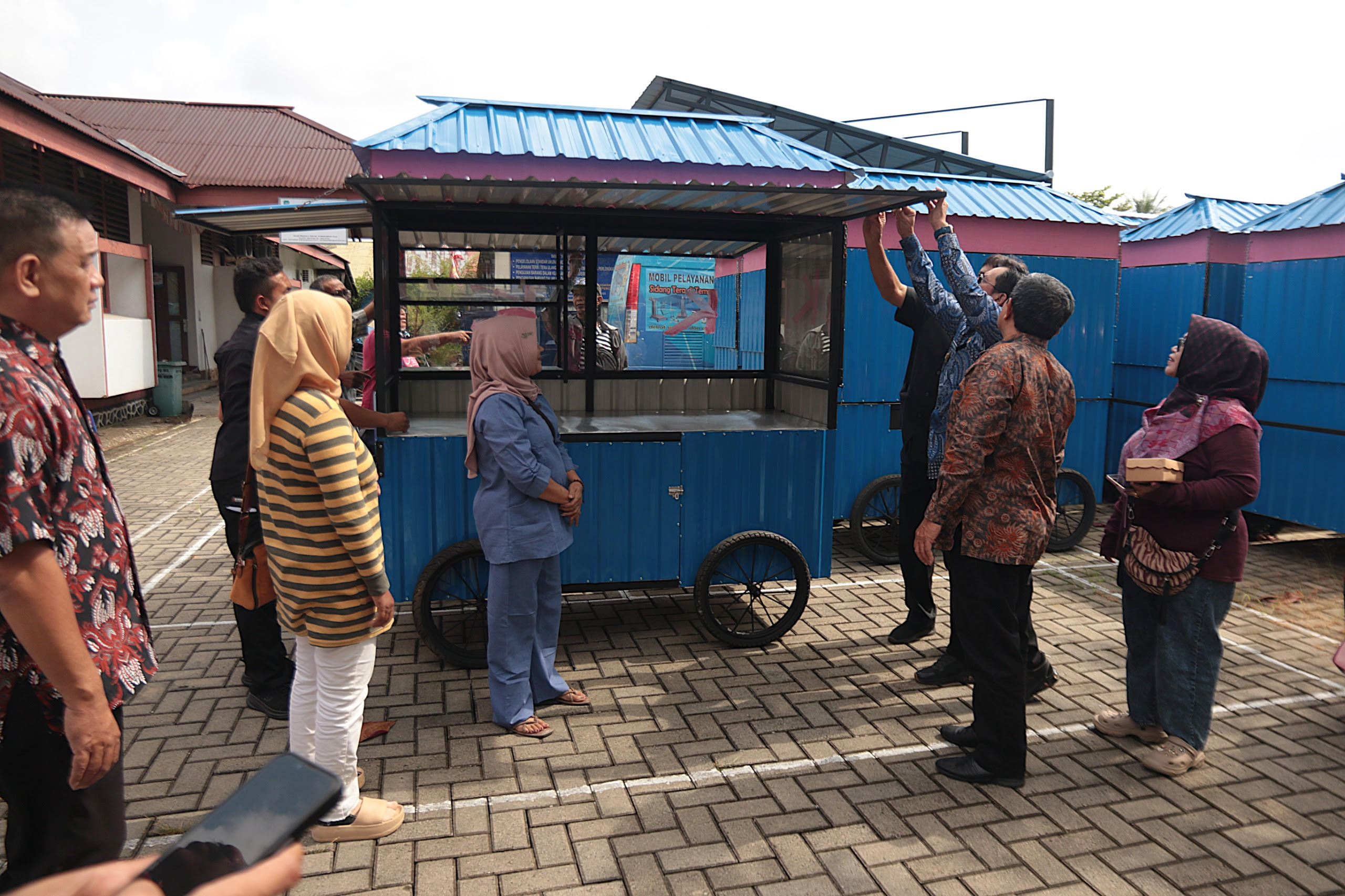 BANTUAN: Wakil Wali Kota Singkawang, Muhammadin, menyerahkan bantuan fasilitas sarana usaha kepada kelompok masyarakat di Dinas Perindustrian, Perdagangan, Koperasi Dan Usaha Kecil Menengah Singkawang