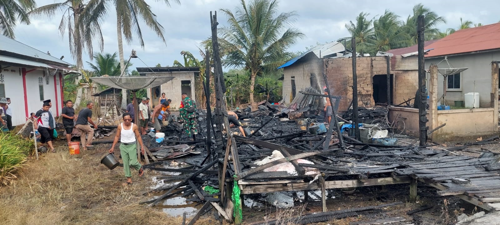 KEBAKARAN: Dua rumah warga di Dusun Kemiri, Desa Cepala, Kecamatan Tekarang, terbakar. Kerugian yang dialami diperkirakan Rp155 Juta.