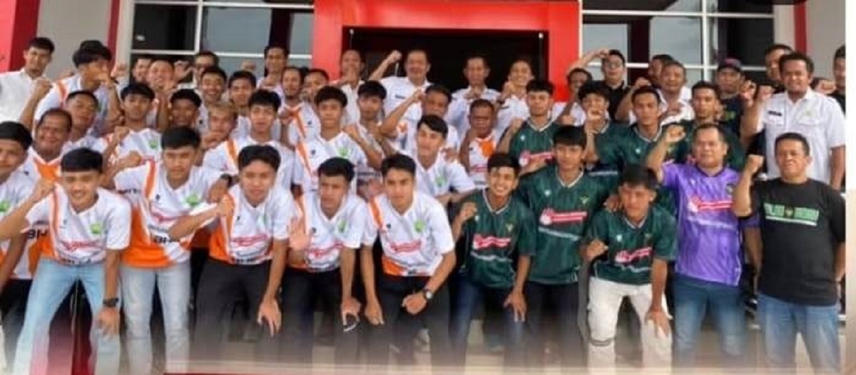 DILEPAS: Dua kesebelasan yakni Gabsis Sambas dan Pulau Indah saat dilepas untuk ikuti ajang Liga 4 Kalimantan Barat.