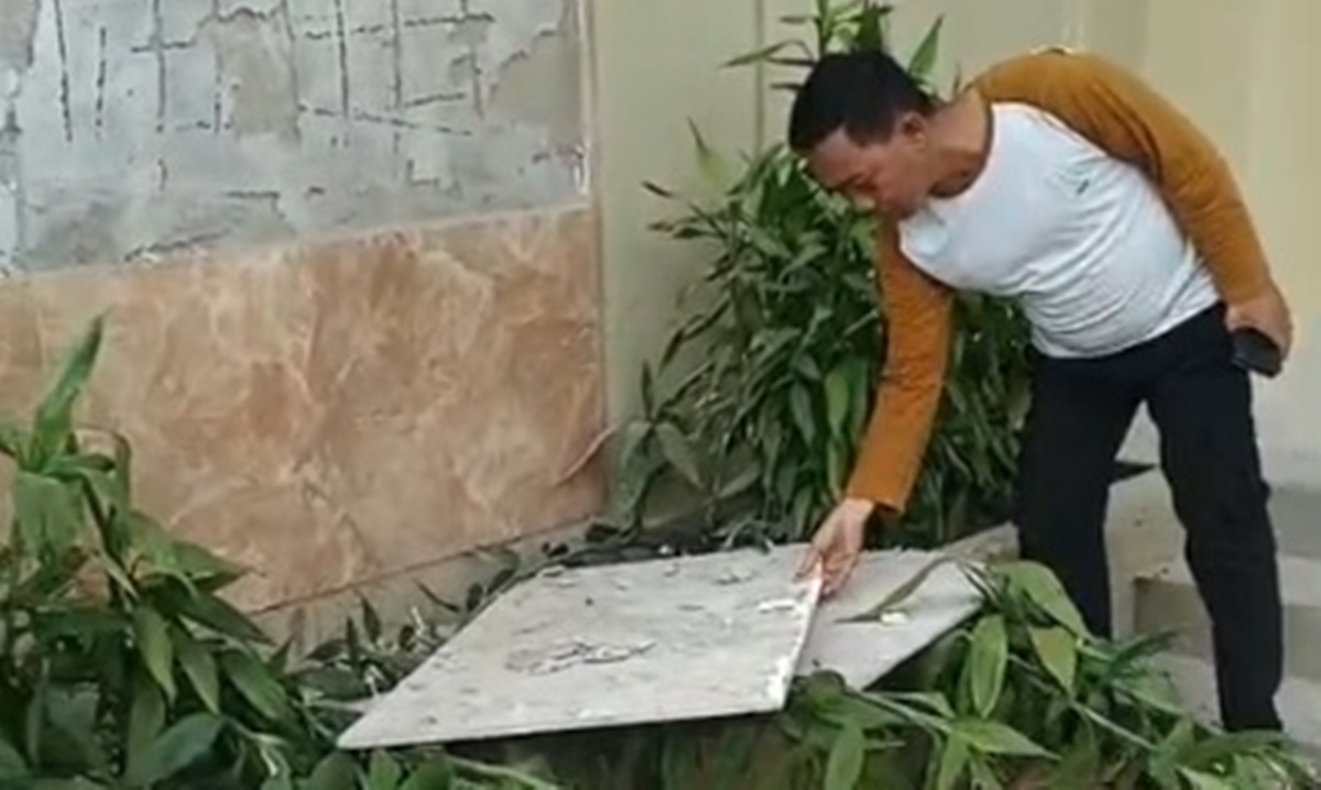 Dinding rumah tokoh masyarakat di sintang rusak akibat gempa pada Jumat (23/1).