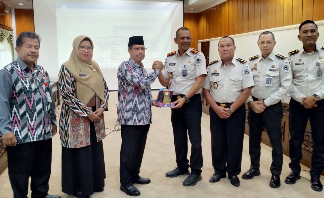 Sekda Ismail memberikan cinderamata kepada Kepala Bapas Pontianak