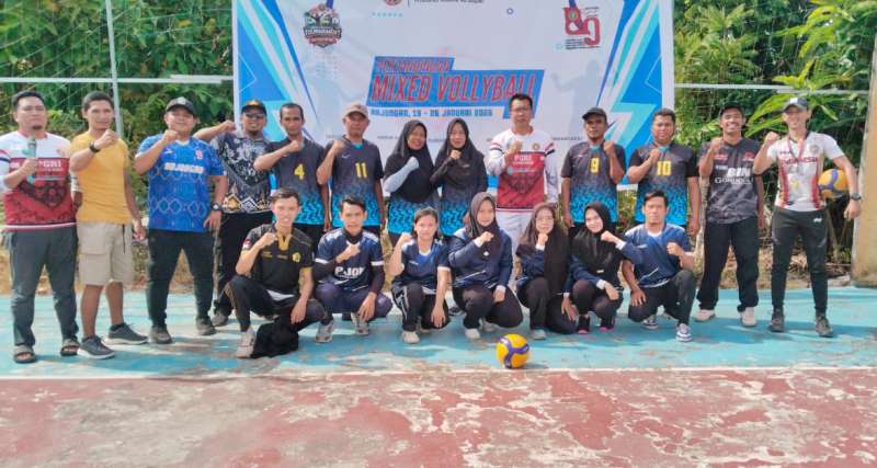 BERSAMA: Foto bersama peserta turnamen mixed bola voli.