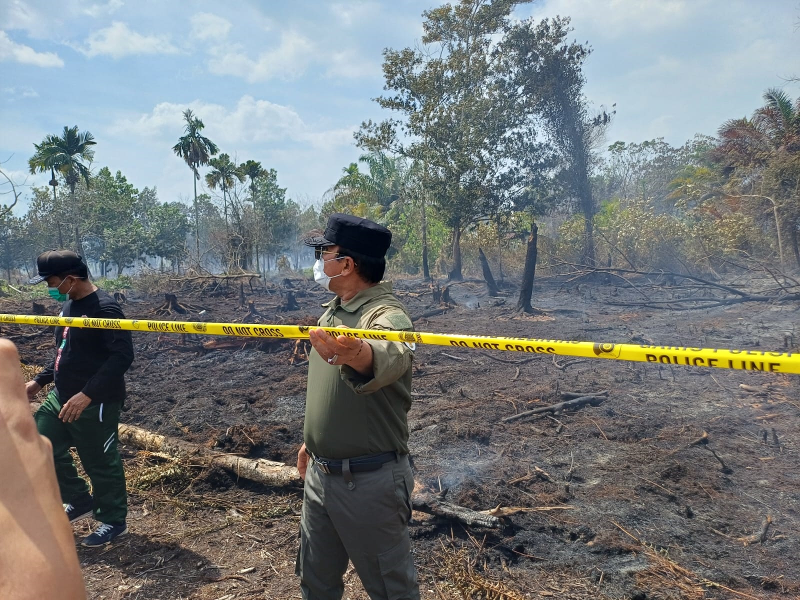 SEGEL LAHAN: Bupati Sujiwo memimpin pemasangan garis polisi di sepetak lahan di Dusun Kenanga, Desa Punggur Kecil karena diduga melanggar aturan dan memicu karhutla, Jumat (23/1).