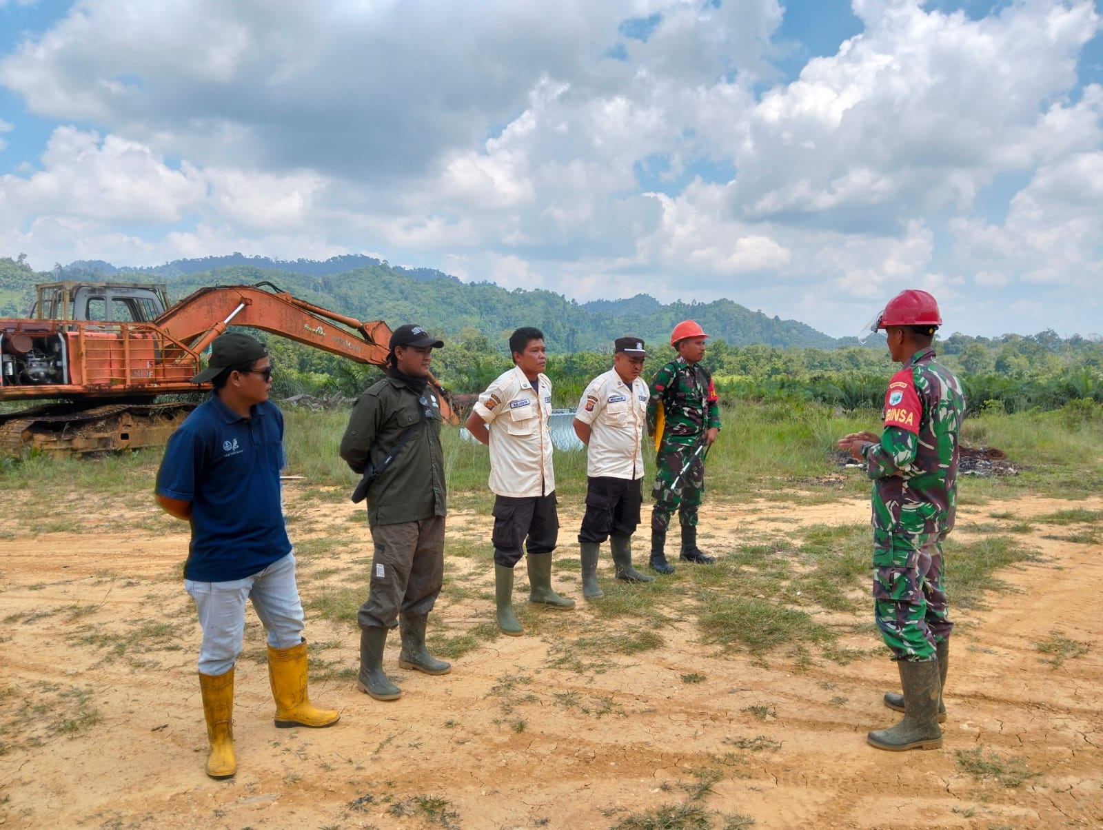 SIAGA: Personel Koramil Air besar dan BKSDA menggelar patroli karhutla di kawasan konservasi di wilayah Kecamatan Air Besar Kabupaten Landak pada Kamis (22/1).