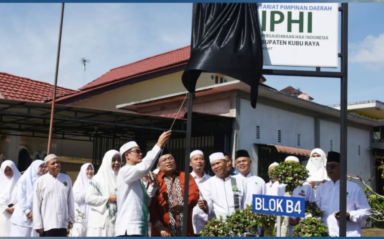 PERESMIAN: Wakil Bupati Kubu Raya, Sukiryanto sekaligus  Ketua IPHI Kubu Raya meresmikan Sekretariat IPHI Kabupaten Kubu Raya di Kompleks Duta Bandara, Kecamatan Sungai Raya, Jumat (23/1),