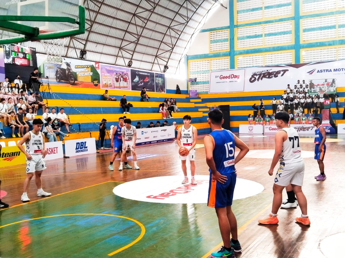Tim basket putra SMA Pelita Cemerlang berhadapan dengan Tim SMA Taruna Bumi Khatulistiwa di Honda DBL with kopi good day 2026 West Kalimantan.