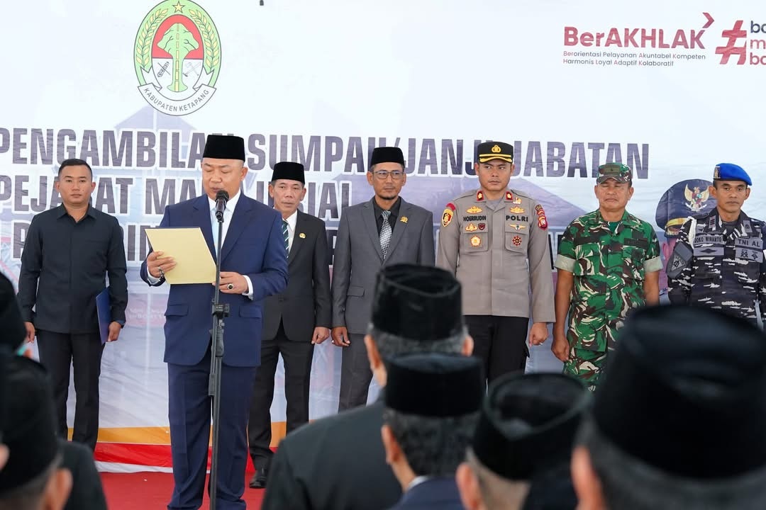 LANTIK : Bupati Ketapang, Alexander Wilyo, memimpin pengambilan sumpah dan janji 163 pejabat yang dilantik, Jumat (23/1) sore.