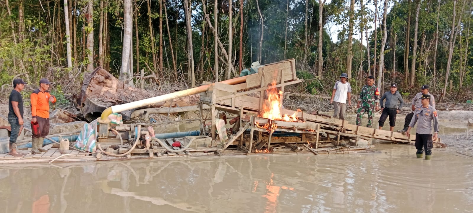 Penertiban PETI yang dilakukan Polsek Mentebah di Sungai Tekudum Desa Tanjung Intan Mentebah.