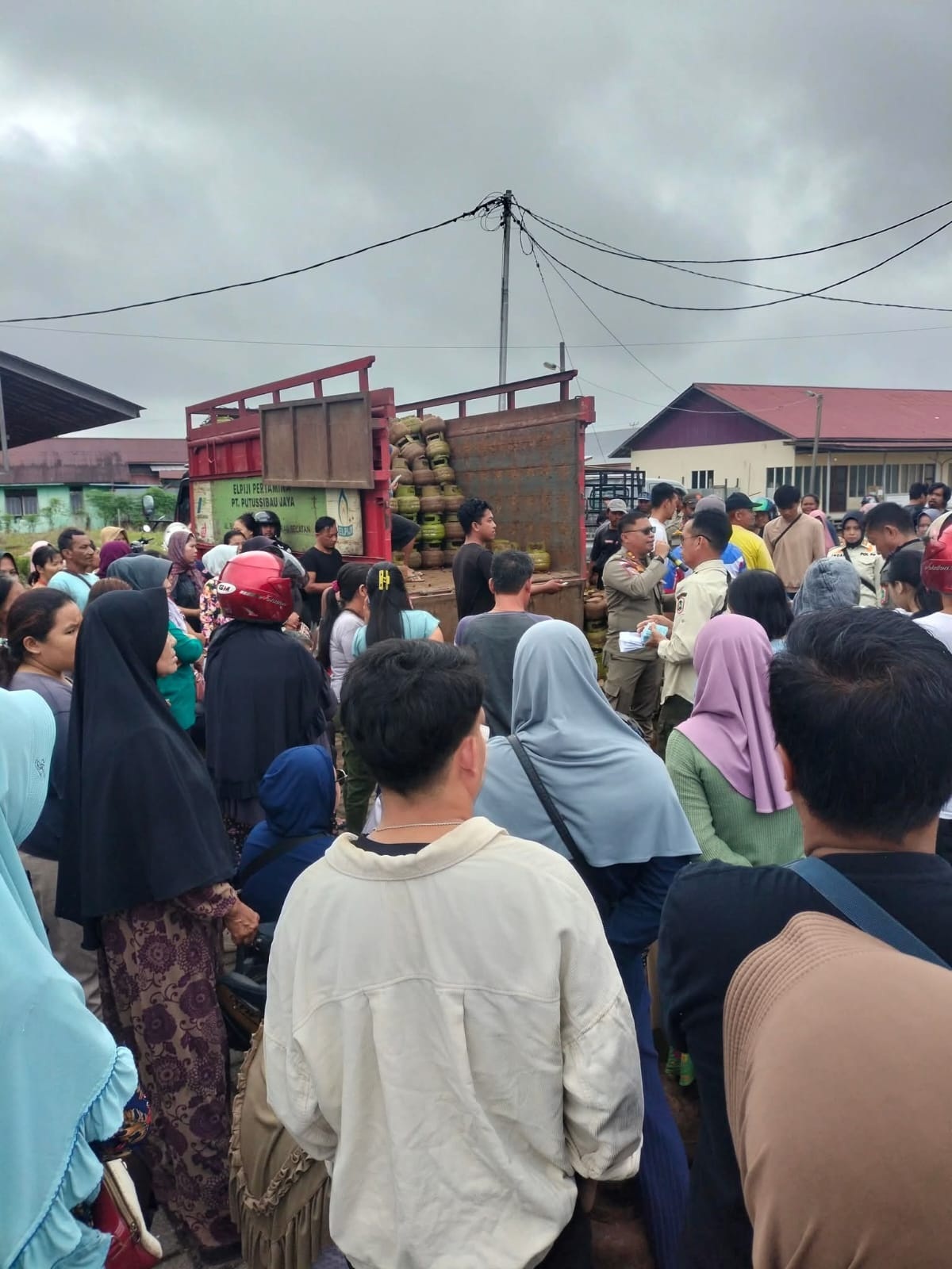 DAMPAK : Operasi pasar yang pernah dilakukan oleh Pemkab Kapuas Hulu belum memberikan dampak yang berarti bagi masyarakat.