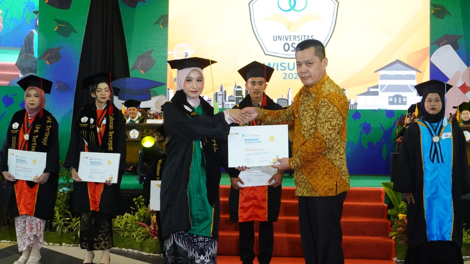 WISUDA : Bupati Kayong Utara Romi Wijaya pada wisuda di Universitas OSO bersama salah satu mahasiswa dari program beasiswa Pemeritah Daerah Kayong Utara.
