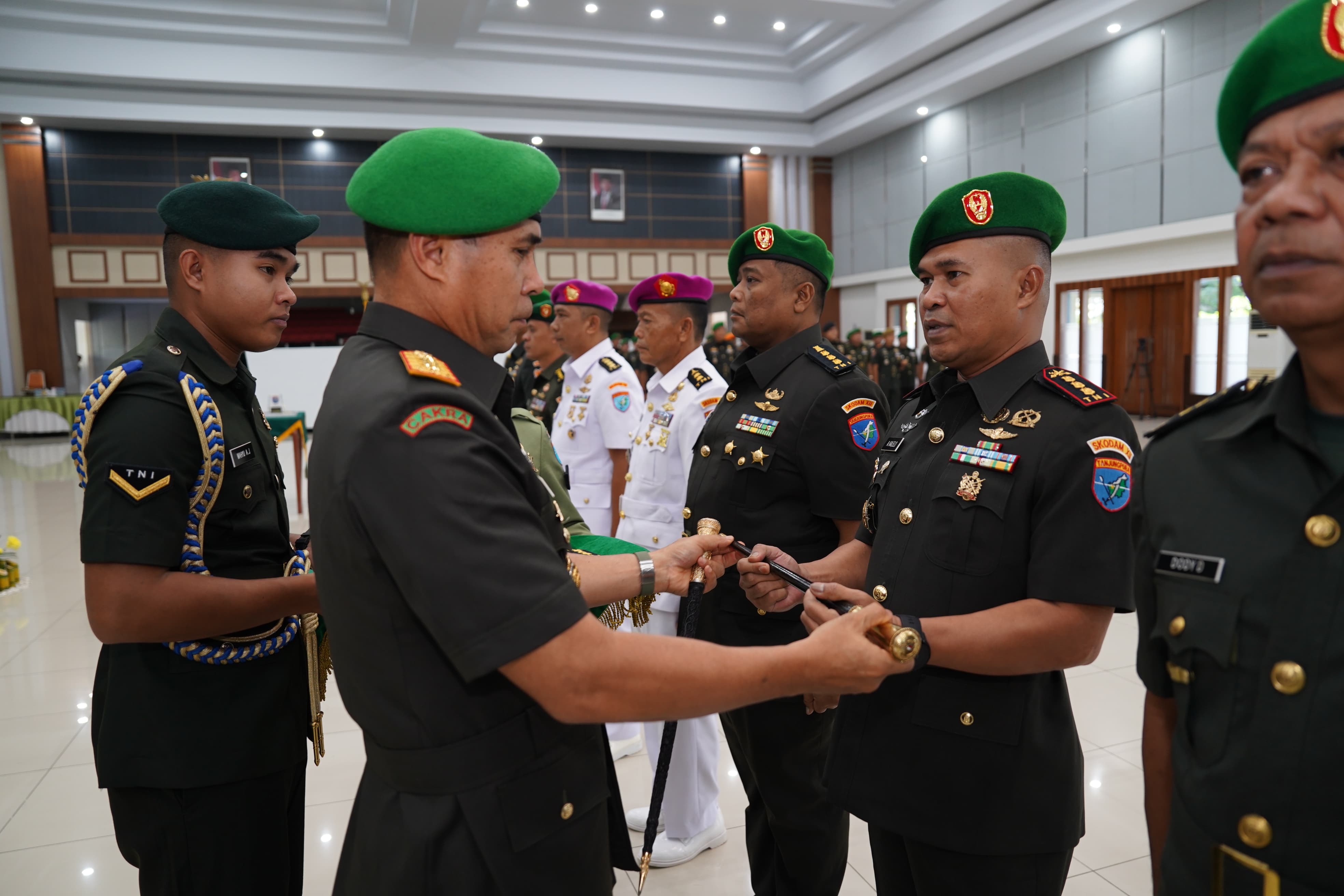 SERTIJAB: Pangdam XII/Tanjungpura, Mayjen TNI Novi Rubadi Sugito, memimpin upacara sertijab di Aula Makodam XII/Tpr, kemarin.