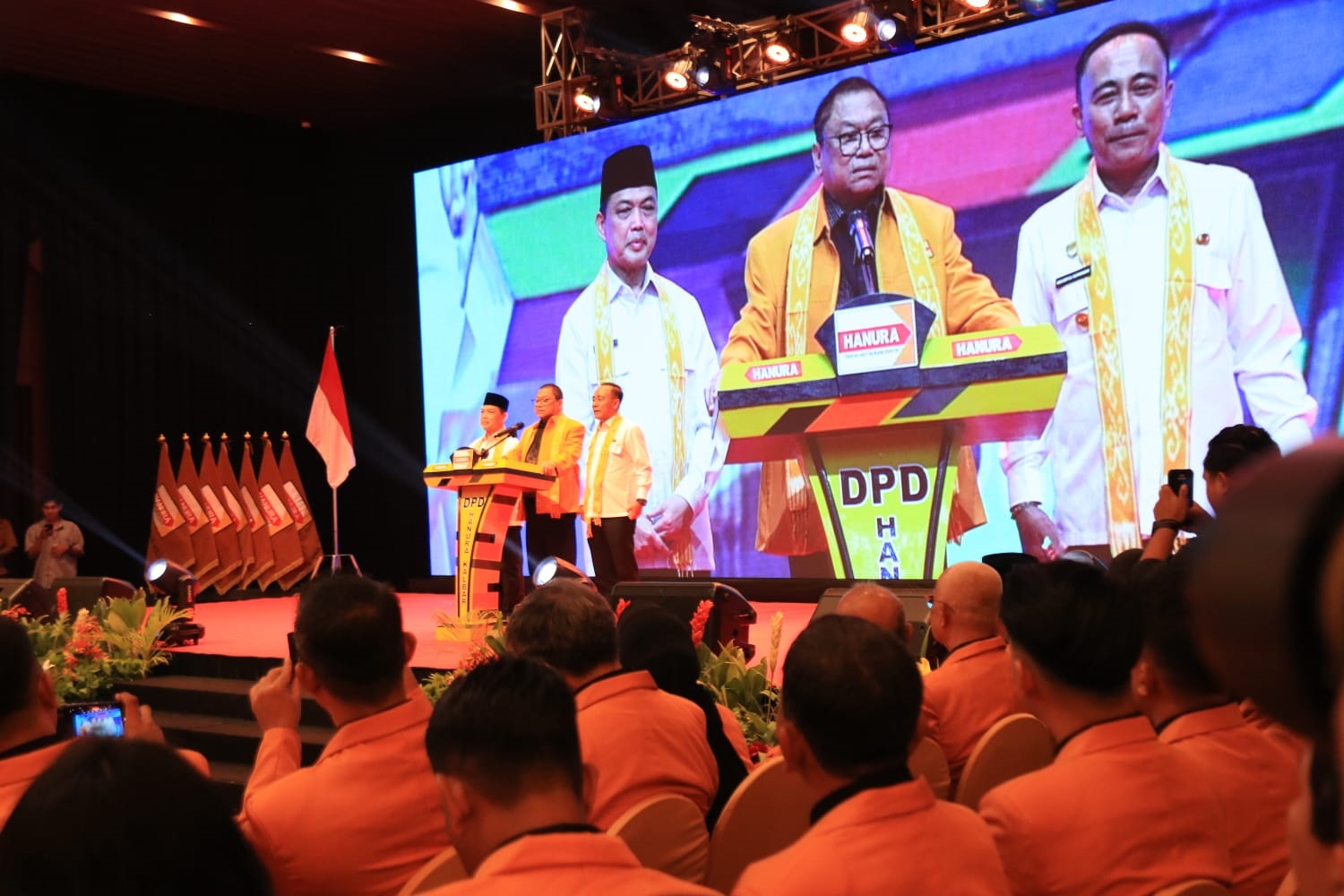 LANTIK PENGURUS: Gubernur Kalbar Ria Norsan dan Wagub Kalbar Krisantus Kurniawan bersama Ketua Umum Partai Hanura Oesman Sapta Odang saat pelantikan Pengurus DPD Partai Hanura Kalbar periode 2025&ndash;2030