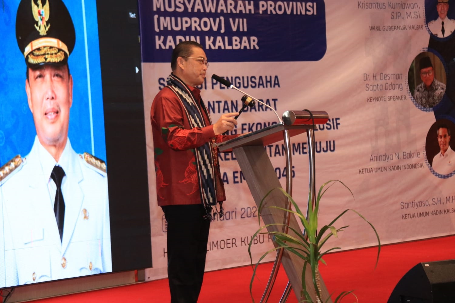 MUSPROV KADIN: Gubernur Ria Norsan menyampaikan sambutan saat membuka Musyawarah Provinsi (Musprov) ke-7 Kadin Kalbar di Kabupaten Kubu Raya.