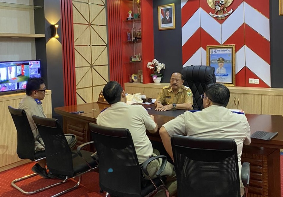 PERTEMUAN: Kepala Kantah Sanggau Chandra Setiawan bersama jajarannya menemui Bupati Sanggau Yohanes Ontot di ruang kerjanya.
