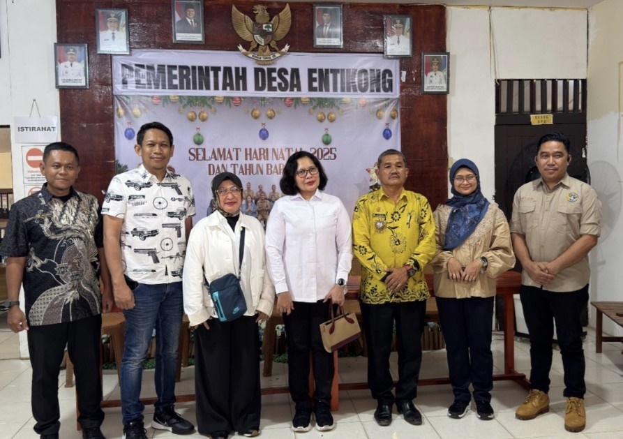 KUNJUNGAN: Dirjen Penataan Agraria Kementerian ATR/BPN, Embun Sari berfoto bersama Kantah Sanggau dan Kades Entikong di sela-sela kunjungan.