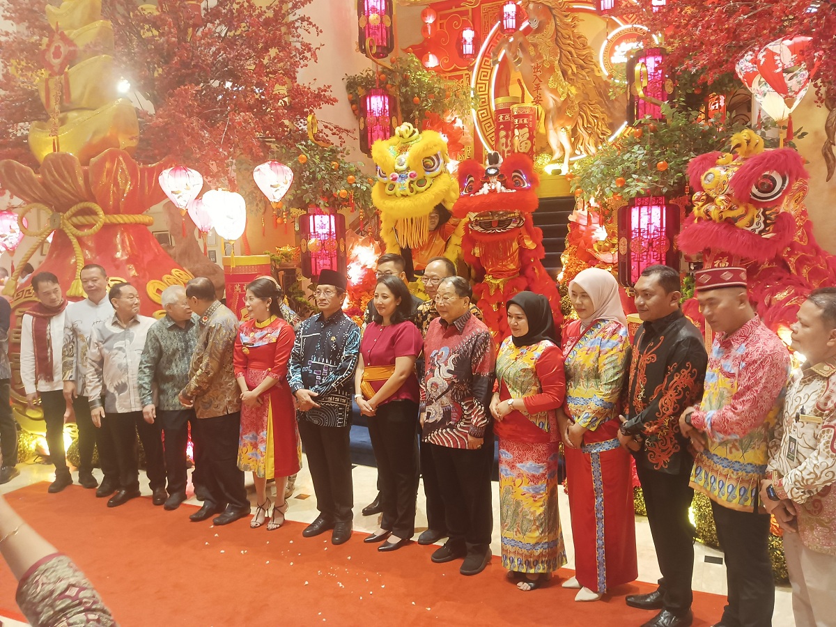 EXPLORE SINGKAWANG: Menteri Agama Nasaruddin Umar bersama Wali Kota Singkawang Tjhai Chui Mie berikuti sejumlah pejabat dan penyelenggara saat event Discover Timeless Harmony: Explore Singkawang