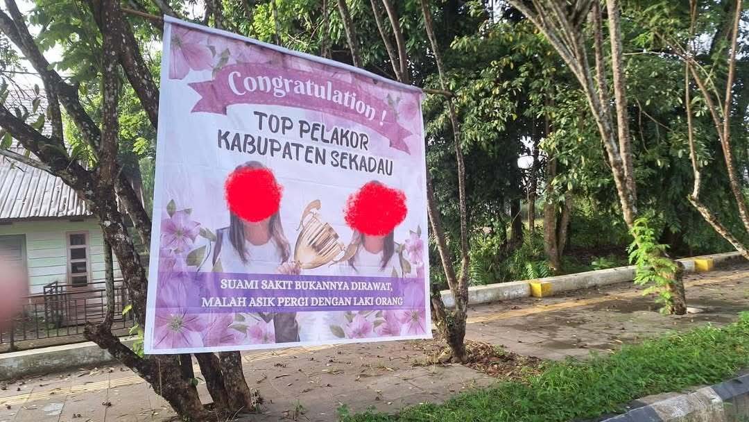 Spanduk bertuliskan pelakor di Sekadau.