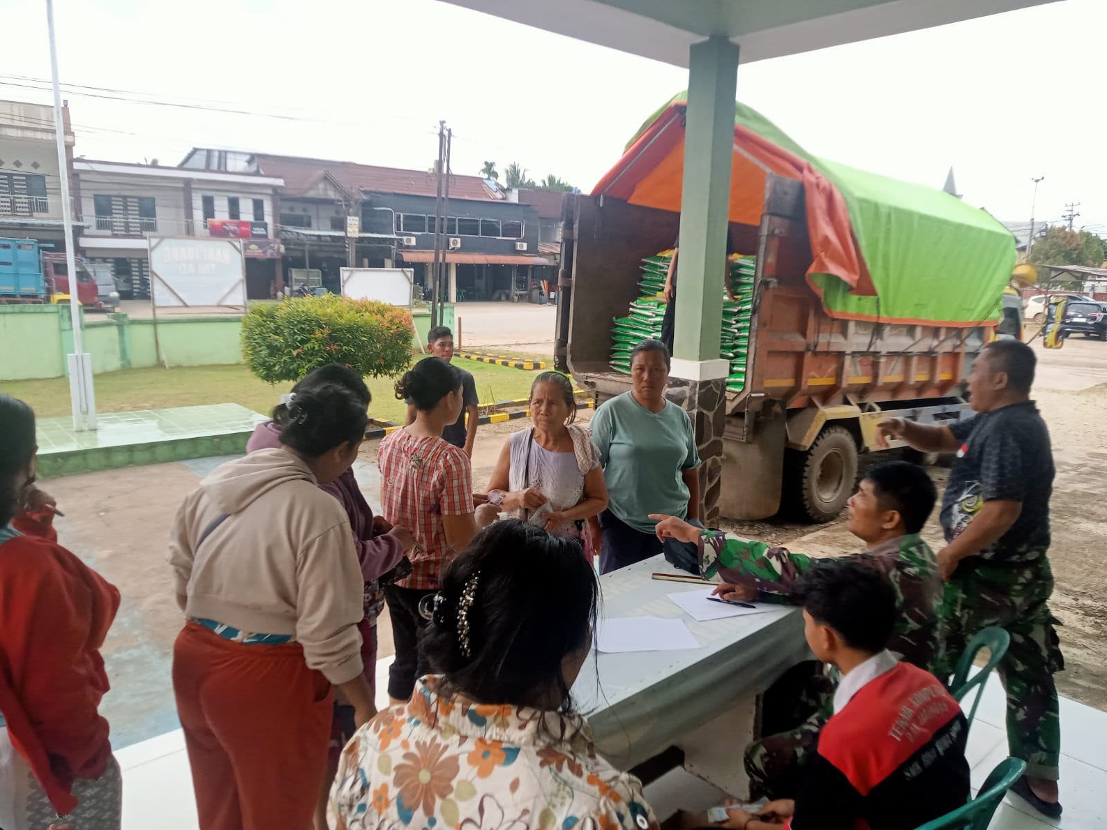 Koramil 1204-11/Tayan Hulu bekerja sama dengan Bulog menggelar Gerakan Pangan Murah (GPM) di Makoramil Tayan Hulu, Kabupaten Sanggau, Sabtu (24/1), guna menjaga stabilitas harga.