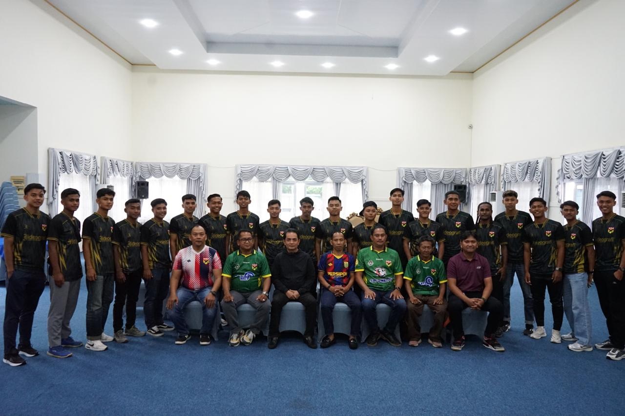 SIAP TAMPIL: Wakil Wali Kota Pontianak, Bahasan, saat pelepasan atlet dan ofisial Persipon Kota Pontianak yang akan berlaga pada Liga 4 Piala Gubernur Kalbar, Sabtu (24/1).