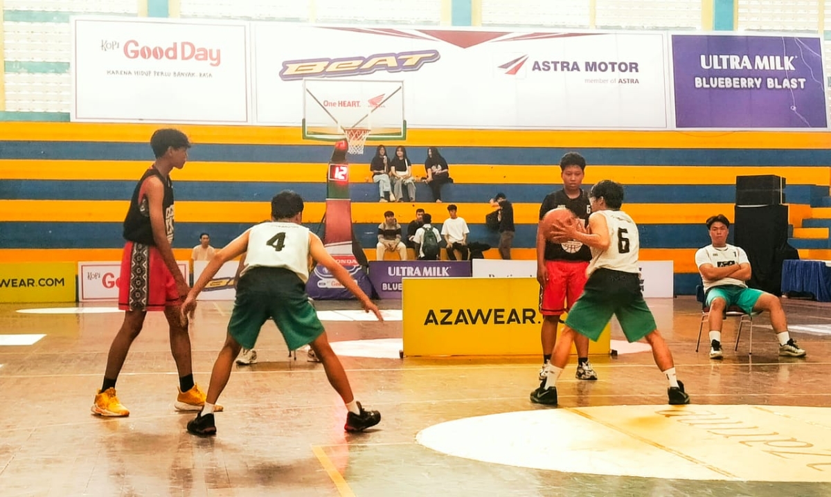Putra SMA Fransiskus Asisi Pontianak (Jersey Putih) melawan Tim Putra SMAN 4 Pontianak (Jersey Hitam) Di ajang AZA 3x3 Competition, GOR Perbasi Pontianak, Minggu (25/1).