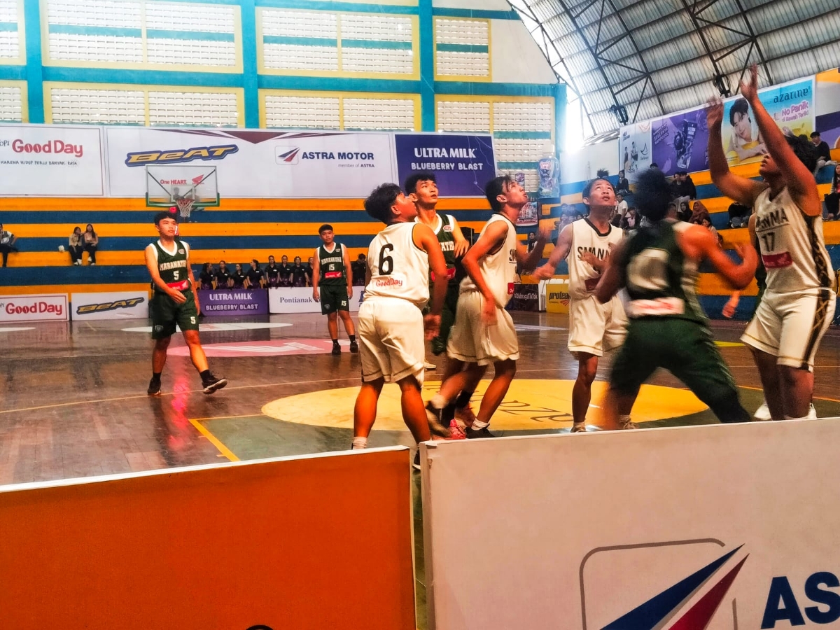 Putra Smanma (Jersey putih) vs Maranatha (Jersey Hijau) di Honda DBL with kopi good day 2026 West Kalimantan pada Minggu, (25/1) GOR Perbasi Pontianak.