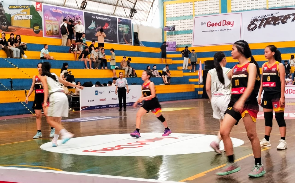 Putri Maranatha Pontianak (Jersey Putih) melawan Putri SMK Immanuel II Sungai Raya (Jersey Hitam) di Honda DBL with kopi good day 2026 West Kalimantan