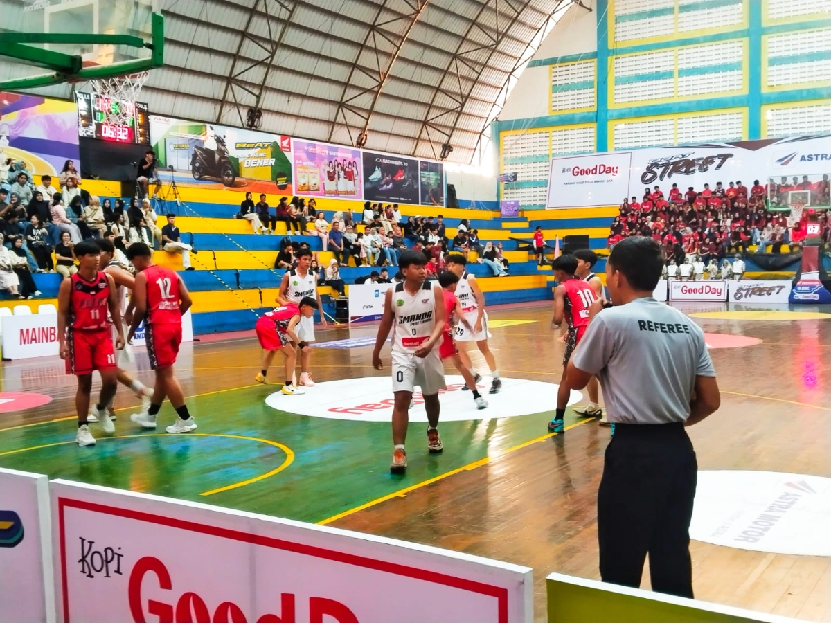 Laga antara Putra SMAN 4 Pontianak (Jersey merah) melawan SMAN 2 Pontianak (Jersey Putih) di Honda DBL with kopi good day 2026 West Kalimantan minggu (25/1).