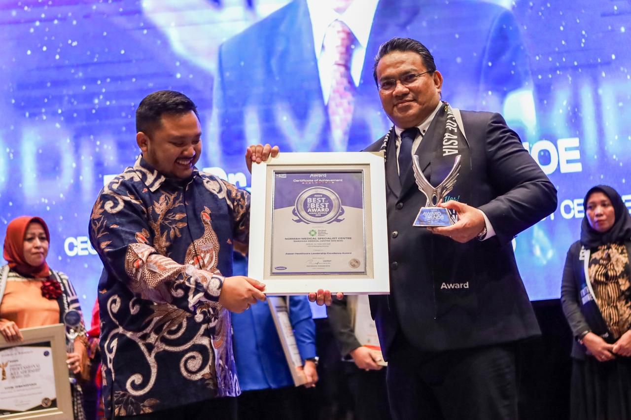 Chief Executive Officer Normah Medical Specialist Centre (NMSC) Kuching, Dato Dr. Au Yong Kien Hoe menerima ASEAN Healthcare Leadership Excellence Award di Jakarta, Sabtu (24/1).&nbsp;