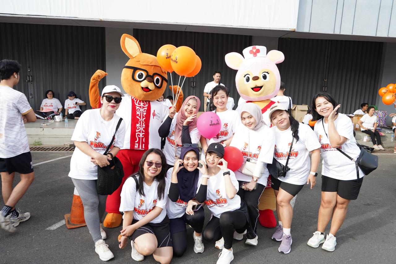 Fun Walk HUT ke-12 RS Mitra Medika Pontianak turut diramaikan peluncuran maskot Phill dan Lily sebagai simbol pelayanan kesehatan yang ramah dan bersahabat.