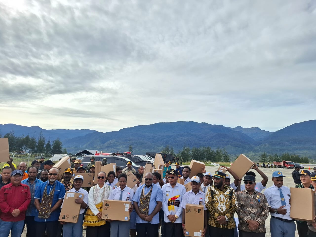 Gubernur Papua Tengah Meki Fritz Nawipa menyerahkan bantuan laptop kepada pelajar saat kunjungan kerja di Bandara Mulia, Kabupaten Puncak Jaya, Sabtu (24/1/2026).