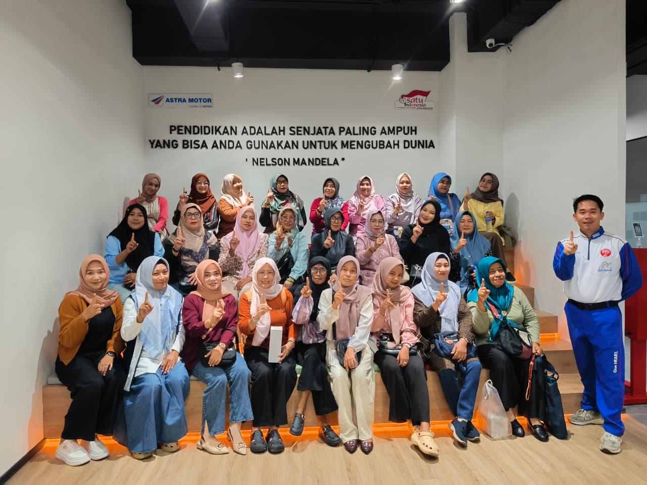 Guru PAUD Pontianak berfoto bersama usai Ikuti Seminar Safety Riding Astra Motor Kalbar.