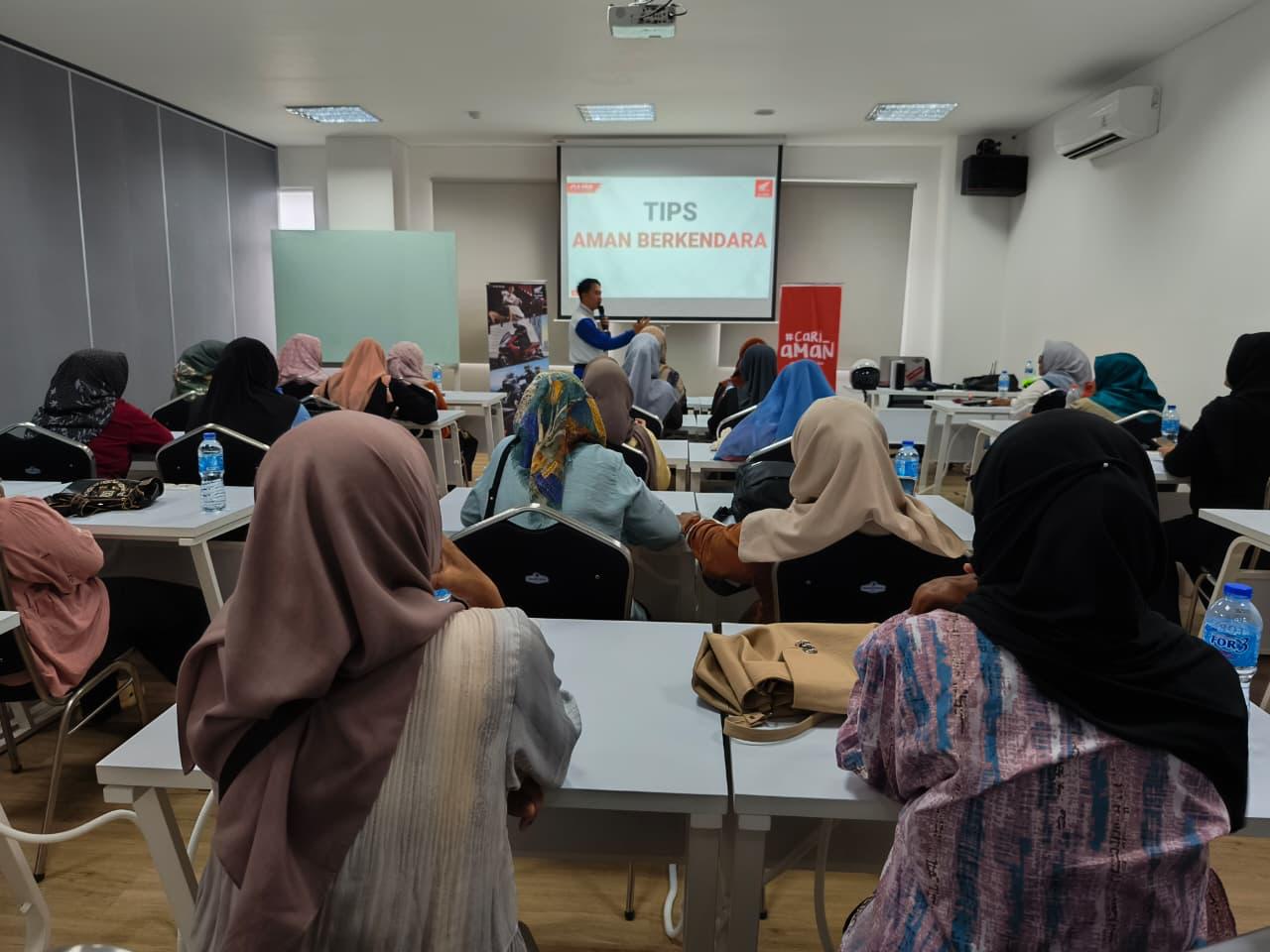 Para pelajar SMKN 5 Pontianak tampak antusias mengikuti Seminar Safety Riding yang digelar Astra Motor Honda Kalbar, Rabu (14/1/2026).