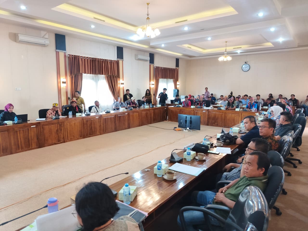 Komisi II DPRD Kalbar memediasi pertemuan antara PT Mayawana Persada dan warga Dusun Lelayang dalam RDP yang berlangsung di Pontianak, Jumat (23/1/2026).
